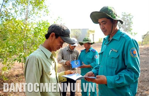 Cán bộ Ban quản lý rừng phòng hộ Lê Hồng Phong kiểm tra tỷ lệ sống sót các loại cây rừng được trồng tại khu vực xã Hòa Thắng, huyện Bắc Bình. Ảnh: An Hiếu Tuyên truyền, vận động người dân ở các huyện ven biển của tỉnh Bình Thuận cùng chung tay bảo vệ rừng. Ảnh: An Hiếu