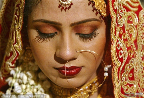 Theo phong tục ở Pakistan, cô dâu không được cười trong đám cưới. Người dân nước này quan niệm cô dâu càng tỏ ra buồn rầu thì sâu thẳm bên trong, họ lại càng hạnh phúc. Theo phong tục ở Pakistan, cô dâu không được cười trong đám cưới. Người dân nước này quan niệm cô dâu càng tỏ ra buồn rầu thì sâu thẳm bên trong, họ lại càng hạnh phúc.