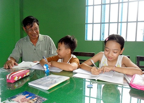 Ông Lê Xuân Kiềm đang hướng dẫn các cháu nội, ngoại học bài. Ông Lê Xuân Kiềm đang hướng dẫn các cháu nội, ngoại học bài.