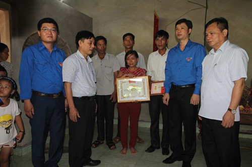 Trao huy hiệu "Tuổi trẻ dũng cảm" tặng em Trần Thị Thu Hà cho đại diện gia đình Trao huy hiệu "Tuổi trẻ dũng cảm" tặng em Trần Thị Thu Hà cho đại diện gia đình