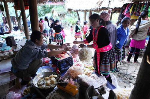 Bà con dân tộc mua hàng tại chợ phiên. Ảnh: Quý Trung – TTXVN Bà con dân tộc mua hàng tại chợ phiên. Ảnh: Quý Trung – TTXVN