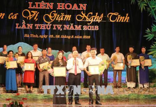 Ông Lê Đình Sơn, Bí thư Tỉnh ủy Hà Tĩnh (giữa) trao bằng khen cho 2 câu lạc bộ đạt giải Nhất. Ảnh: Hoàng Ngà - TTXVN
