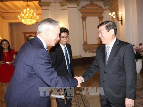 Chủ tịch UBND Thành phố Hồ Chí Minh Nguyễn Thành Phong đón tiếp Bộ trưởng Bộ Giáo dục và Kỹ năng Ailen ông Richard Bruton. Ảnh: Thanh Vũ-TTXVN