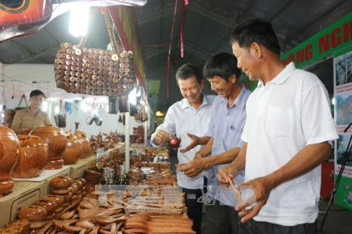 Người tiêu dùng tham quan gian hàng thủ công mỹ nghệ. Ảnh: Trần Thanh Bình - TTXVN