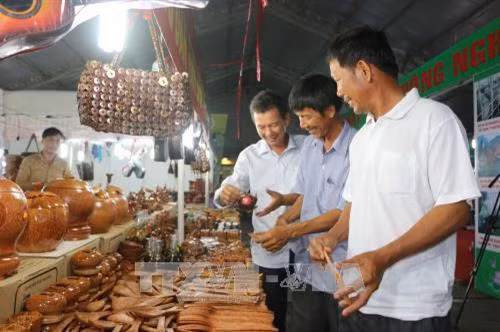 Người tiêu dùng tham quan gian hàng thủ công mỹ nghệ. Ảnh: Trần Thanh Bình - TTXVN