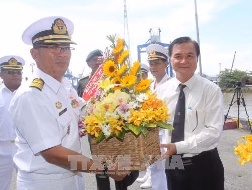Đại diện lãnh đạo Thành phố Hồ Chí Minh tặng hoa chúc mừng Đại tá Hải quân Mohd Fadzli Kamal bin Mohd, Thuyền trưởng tàu KD Lekiu cùng thủy thủ đoàn. Ảnh: Thanh Vũ-TTXVN Đại diện lãnh đạo Thành phố Hồ Chí Minh tặng hoa chúc mừng Đại tá Hải quân Mohd Fadzli Kamal bin Mohd, Thuyền trưởng tàu KD Lekiu cùng thủy thủ đoàn. Ảnh: Thanh Vũ-TTXVN