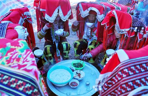 Chỉ các học trò nam giới mới được tham gia phần nghi lễ cúng trong lễ cấp sắc 12 đèn. Khi tham gia nghi lễ, các học trò phải mặc trang phục truyền thống theo đúng quy định. Nghi lễ cấp sắc 12 đèn gồm nhiều lễ cúng quan trọng, diễn ra trong không gian văn hóa mang đậm bản sắc dân tộc Dao, được trang trí công phu. Cùng thực hiện một nghi lễ trước bàn thờ trung tâm. Thực hiện nghi lễ dâng hương với những điệu nhảy trong tiếng kèn, trống rộn ràng. Phụ nữ trong trang phục cô dâu theo chồng đi làm lễ. Trong 4 ngày tất cả chỉ ăn cơm chay, bữa cuối cùng mới được ăn cơm có thịt. Những em nhỏ tham gia một nghi lễ cúng sao mặt trời. Một nghi lễ cúng ngoài trời ban đêm. Chuẩn bị sẵn sàng chiếc ghế để ngồi trước nghi lễ thắp đèn. Thầy cúng truyền 1 mâm 7 đèn và 1 mâm 12 đèn qua đầu các học trò. Các học trò được sư phụ dùng 2 chiếc gậy làm phép đỡ dậy khỏi ghế. Nghi lễ cấp sắc 12 đèn có ý nghĩa quan trọng với đồng bào Dao đỏ, vừa khẳng định sự trưởng thành và vị thế của người đàn ông, vừa cấp sắc cho cả những người đã qua đời, đồng thời chứng nhận cho các cặp vợ chồng mãi bên nhau khi sang thế giới bên kia.