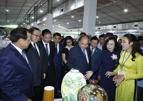 Thủ tướng Nguyễn Xuân Phúc và các đại biểu thăm quan các gian hàng tại Hội chợ hàng nông sản, thủ công mỹ nghệ và sản phẩm OCOP của Hà Nội tháng 9/2019. Thủ tướng Nguyễn Xuân Phúc và các đại biểu thăm quan các gian hàng tại Hội chợ hàng nông sản, thủ công mỹ nghệ và sản phẩm OCOP của Hà Nội tháng 9/2019.