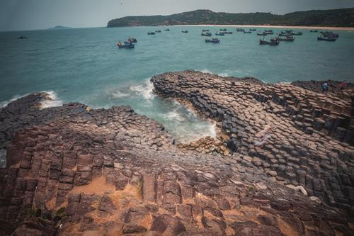 Những khối đá hình lăng trụ với màu đen huyền bí xếp sát nhau nhìn như một tổ ong khổng lồ. Ảnh: Trọng Đạt - TTXVN Những khối đá hình lăng trụ với màu đen huyền bí xếp sát nhau nhìn như một tổ ong khổng lồ. Ảnh: Trọng Đạt - TTXVN
