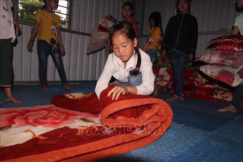 Các em học sinh ở nội trú tại trường Tiêu học Huồi Tụ 2 tự gập chăn màn. Ảnh: Bích Huệ - TTXVN Các em học sinh ở nội trú tại trường Tiêu học Huồi Tụ 2 tự gập chăn màn. Ảnh: Bích Huệ - TTXVN