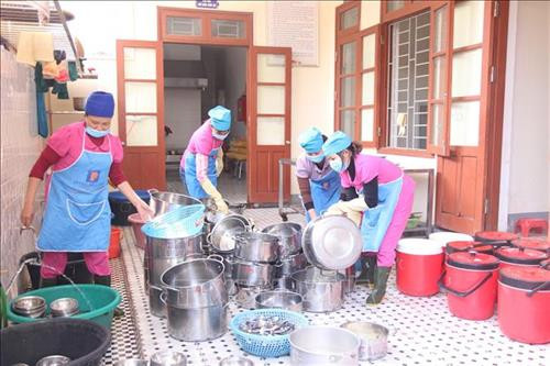 Gần 3.000 nhân viên nấu ăn trường mầm non, tiểu học bán trú trên địa bàn Nghệ An được đề xuất vào diện được hỗ trợ gói 62.000 tỷ của Chính phủ. Ảnh: Bích Huệ - TTXVN Gần 3.000 nhân viên nấu ăn trường mầm non, tiểu học bán trú trên địa bàn Nghệ An được đề xuất vào diện được hỗ trợ gói 62.000 tỷ của Chính phủ. Ảnh: Bích Huệ - TTXVN
