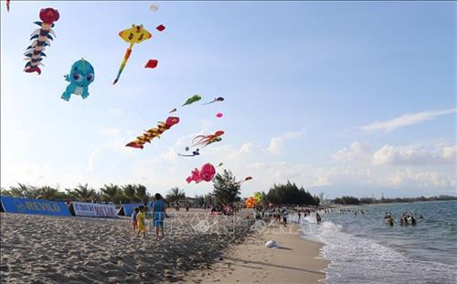 Biểu diễn thả diều tại bãi biển Bình Sơn (thành phố Phan Rang – Tháp Chàm, Ninh Thuận) Biểu diễn thả diều tại bãi biển Bình Sơn (thành phố Phan Rang – Tháp Chàm, Ninh Thuận)