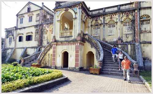 Lối vào dinh thự bằng cầu thang hai bên.