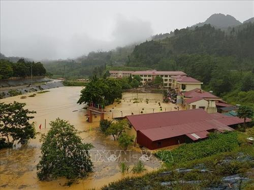 Môi trường tự nhiên xấu đi khiến thiên tai ngày càng trở lên khốc liệt. Trong ảnh: Mưa lớn khiến trường THCS Si Ma Cai chìm trong nước. Ảnh: Hương Thu - TTXVN Môi trường tự nhiên xấu đi khiến thiên tai ngày càng trở lên khốc liệt. Trong ảnh: Mưa lớn khiến trường THCS Si Ma Cai chìm trong nước. Ảnh: Hương Thu - TTXVN