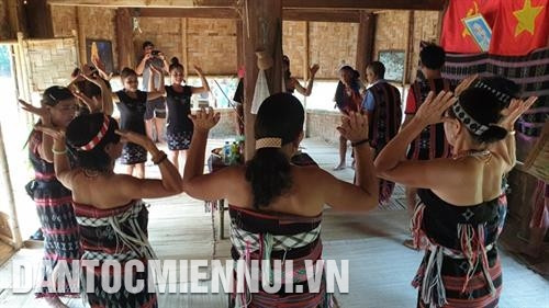 Sau khi được sự chấp nhận của Yang, thần linh, ông bà tổ tiên, mọi người cùng múa điệu "Tung tung da dá" một lượt quanh cây cột trụ của nhà Gươl để cảm tạ. Ảnh: Hoàng Hải Sau khi được sự chấp nhận của Yang, thần linh, ông bà tổ tiên, mọi người cùng múa điệu "Tung tung da dá" một lượt quanh cây cột trụ của nhà Gươl để cảm tạ. Ảnh: Hoàng Hải