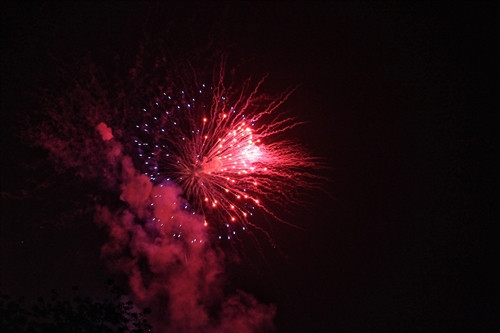 Bắn pháo hoa đón chào năm mới trong đêm Giao thừa tại công viên Thống Nhất- Hà Nội. Ảnh: Thảo Nguyên Bắn pháo hoa đón chào năm mới trong đêm Giao thừa tại công viên Thống Nhất- Hà Nội. Ảnh: Thảo Nguyên