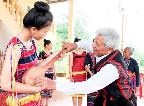 Thiếu nữ bản Ka Tăng, thị trấn Lao Bảo, huyện Hướng Hóa luyện tập các làn điệu dân ca. Ảnh: baoquangtri.vn Thiếu nữ bản Ka Tăng, thị trấn Lao Bảo, huyện Hướng Hóa luyện tập các làn điệu dân ca. Ảnh: baoquangtri.vn