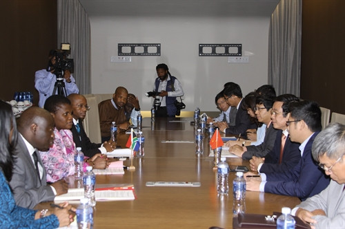 Hội đàm giữa Bộ trưởng Nguyễn Bắc Son và Bộ trưởng Truyền thông Nam Phi Faith Muthambi. Ảnh :Mạnh Hùng- TTXVN