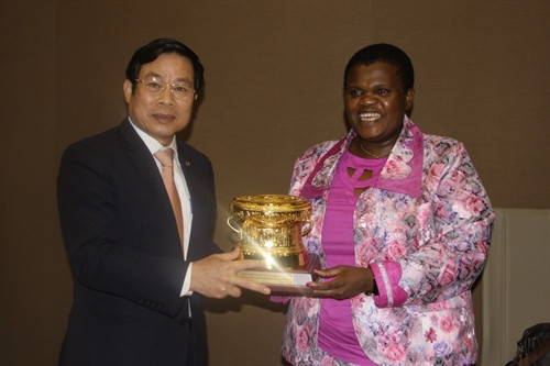 Bộ trưởng Thông tin và Truyền thông Việt Nam Nguyễn Bắc Son tặng quà lưu niệm Bộ trưởng Truyền thông Nam Phi Faith Muthambi. Ảnh: Mạnh Hùng-TTXVN