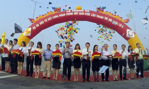 Lễ thông xe nút giao cầu Thanh Trì với Quốc lộ 5. Ảnh: TTXVN Lễ thông xe nút giao cầu Thanh Trì với Quốc lộ 5. Ảnh: TTXVN