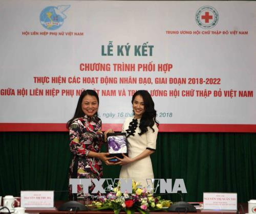 Bà Nguyễn Thị Thu Hà (bên trái), Chủ tịch Hội Liên hiệp Phụ nữ Việt Nam tặng quà chúc mừng nữ diễn viên Nhã Phương chính thức trở thành Đại sứ của chương trình nhắn tin “Đồng hành cùng phụ nữ biên cương”. Ảnh: Thanh Tùng-TTXVN Bà Nguyễn Thị Thu Hà (bên trái), Chủ tịch Hội Liên hiệp Phụ nữ Việt Nam tặng quà chúc mừng nữ diễn viên Nhã Phương chính thức trở thành Đại sứ của chương trình nhắn tin “Đồng hành cùng phụ nữ biên cương”. Ảnh: Thanh Tùng-TTXVN