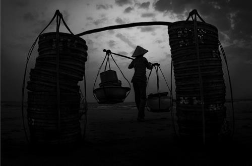 Đội nón lá trên đường về Lấy nón lá làm quạt Đội nón lá trên đường ra đồng Gánh hàng hoa Nón theo mẹ ra đồng Đội nón đi chợ Trên biển Đội nón lá cào don Nón lá trên đầu trong những mưu sinh thường nhật