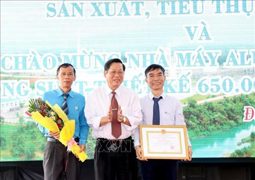 Ủy ban nhân dân tỉnh Đắk Nông tặng bằng khen cho lãnh đạo Công ty Nhôm Đắk Nông. Ảnh: Hưng Thịnh-TTXVN Ủy ban nhân dân tỉnh Đắk Nông tặng bằng khen cho lãnh đạo Công ty Nhôm Đắk Nông. Ảnh: Hưng Thịnh-TTXVN