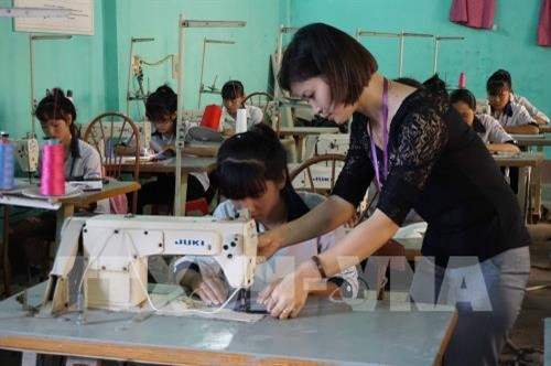 Giờ học may của các học sinh trường Trung cấp Kinh tế - Kỹ thuật và Thủ công mỹ nghệ. Ảnh: Diệp Trương - TTXVN Giờ học may của các học sinh trường Trung cấp Kinh tế - Kỹ thuật và Thủ công mỹ nghệ. Ảnh: Diệp Trương - TTXVN