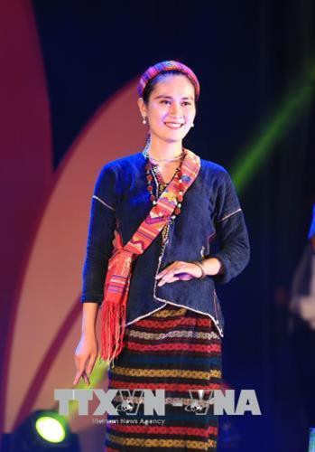 Phần trình diễn trang phục dân tộc Raglai đến từ tỉnh Khánh Hoà. Ảnh: Trọng Đạt -TTXVN Trang phục truyền thống của phụ nữ Raglai. Phần trình diễn trang phục dân tộc Mông đến từ tỉnh Nghệ An. Ảnh: Trọng Đạt -TTXVN