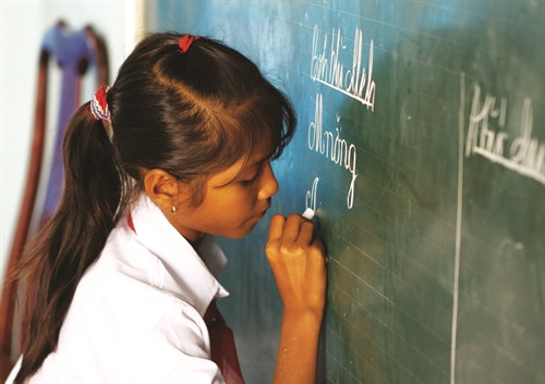 Giờ tập viết phiên âm tiếng Ê đê của các em học sinh dân tộc Trường tiểu học Ea Bông, xã Ea Bông, huyện Krông An