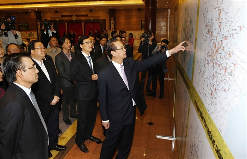 Thủ tướng Nguyễn Tấn Dũng xem bản điều chỉnh quy hoạch vùng Thủ đô Ảnh: Nhật Linh – TTXVN phát Thủ tướng Nguyễn Tấn Dũng xem bản điều chỉnh quy hoạch vùng Thủ đô Ảnh: Nhật Linh – TTXVN phát