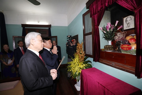 Tổng Bí thư Nguyễn Phú Trọng thắp hương tưởng niệm Chủ tịch Hồ Chí Minh tại Nhà 67 . Ảnh : Trí Dũng – TTXVN