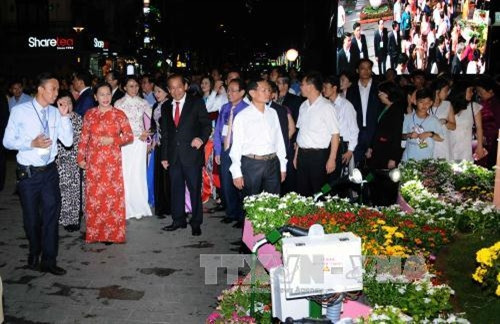 Chủ tịch Quốc hội Nguyễn Thị Kim Ngân thăm quan Đường hoa Nguyễn Huệ. Ảnh: An Hiếu- TTXVN Chủ tịch Quốc hội Nguyễn Thị Kim Ngân thăm quan Đường hoa Nguyễn Huệ. Ảnh: An Hiếu- TTXVN