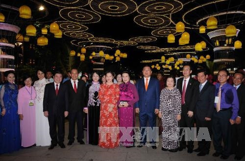 Chủ tịch Quốc hội Nguyễn Thị Kim Ngân và các đại biểu tại Đường hoa Nguyễn Huệ. Ảnh: An Hiếu- TTXVN Chủ tịch Quốc hội Nguyễn Thị Kim Ngân và các đại biểu tại Đường hoa Nguyễn Huệ. Ảnh: An Hiếu- TTXVN