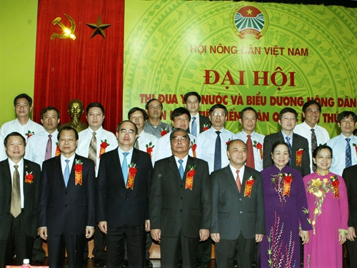 Các đồng chí lãnh đạo Đảng, Nhà nước dự Đại hội và chụp ảnh chung với các đại biểu. Ảnh: Nguyễn Dân – TTXVN