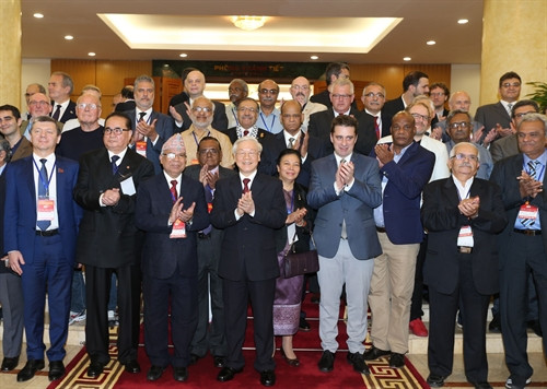 Tổng Bí thư Nguyễn Phú Trọng chụp ảnh chung với các Trưởng đoàn đại biểu dự Cuộc gặp quốc tế các đảng cộng sản và công nhân. Ảnh : Trí Dũng – TTXVN