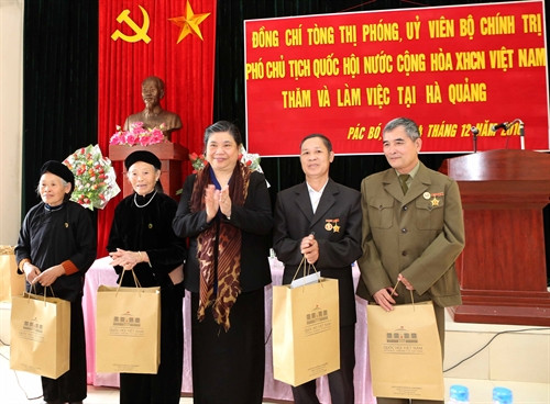 Phó Chủ tịch Quốc hội Tòng Thị Phóng tặng quà các gia đình chính sách huyện Hà Quảng, tỉnh Cao Bằng. Ảnh: Phương Hoa- TTXVN