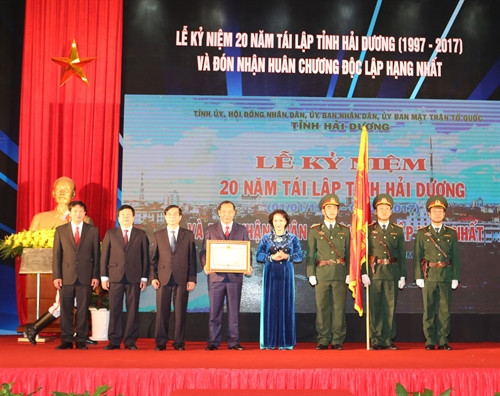 Chủ tịch Quốc hội Nguyễn Thị Kim Ngân trao Huân chương Độc lập hạng Nhất cho tỉnh Hải Dương. Ảnh: Trọng Đức-TTXVN