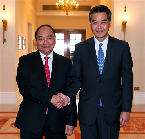 Thủ tướng Chính phủ Nguyễn Xuân Phúc gặp ông Lương Công Trấn Anh, Trưởng Đặc khu Hồng Công tại Đặc khu hành chính đặc biệt Hồng Công. Ảnh: Thống Nhất-TTXVN