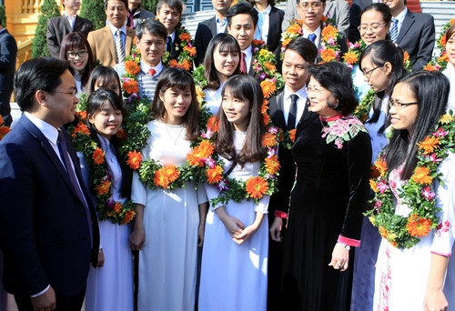 Phó Chủ tịch nước Đặng Thị Ngọc Thịnh với các đại biểu. Ảnh: Phạm Kiên - TTXVN