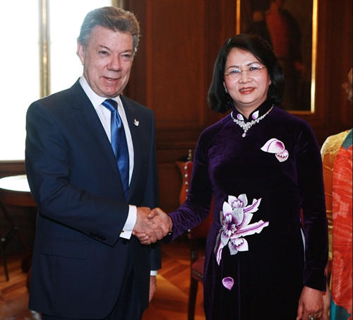 Sáng 14/7/2016, theo giờ địa phương, tại Thủ đô Bogota, Tổng thống Colombia Juan Manuel Santos đã chủ trì lễ đón và hội đàm với Phó Chủ tịch nước Đặng Thị Ngọc Thịnh và đoàn đại biểu Việt Nam sang thăm chính thức Colombia. Ảnh: Lâm Khánh – TTXVN