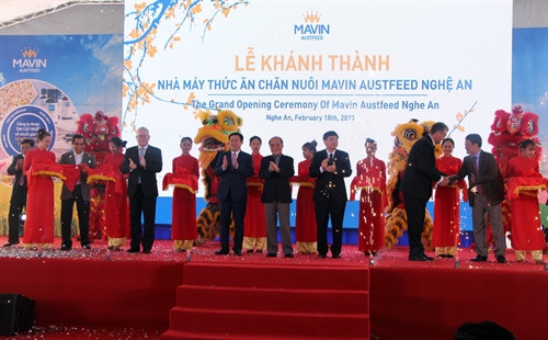 Phó Thủ tướng Vương Đình Huệ và các đai biểu cắt băng khánh thành nhà máy. Ảnh: Tá Chuyên – TTXVN