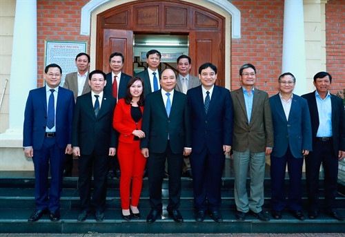 Thủ tướng Nguyễn Xuân Phúc chụp ảnh chung với các đại biểu tại Khu Di tích Quốc gia đặc biệt Kim Liên (huyện Nam Đàn, tỉnh Nghệ An).. Ảnh: Thống Nhất-TTXVN