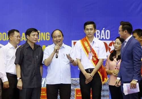 Thủ tướng Nguyễn Xuân Phúc đối thoại với 3.000 công nhân, người lao động đại diện cho các khu công nghiệp thuộc 8 tỉnh, thành phố khu vực phía Nam. Ảnh: Thống Nhất-TTXVN Thủ tướng Nguyễn Xuân Phúc đối thoại với 3.000 công nhân, người lao động đại diện cho các khu công nghiệp thuộc 8 tỉnh, thành phố khu vực phía Nam. Ảnh: Thống Nhất-TTXVN