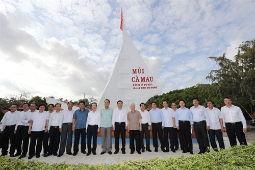 Tổng Bí thư Nguyễn Phú Trọng với các đại biểu tại Mũi Cà Mau, xã Đất Mũi, huyện Ngọc Hiển. Ảnh : Trí Dũng – TTXVN