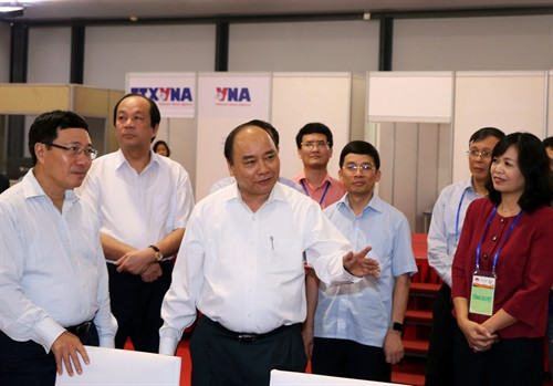 Ngày 23/10/2016, tại trung tâm Hội nghị Quốc gia, Thủ tướng Nguyễn Xuân Phúc đến kiểm tra Lễ tổng duyệt "Hội nghị Cấp cao ACMECS 7, CLMV 8 và WEF-Mê Công". Trong ảnh: Thủ tướng Nguyễn Xuân Phúc kiểm tra tại trung tâm chỉ huy. Ảnh: Thống Nhất - TTXVN