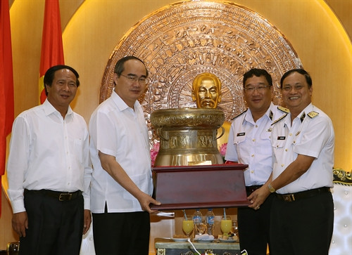 Chủ tịch Uỷ ban Trung ương MTTQ Việt Nam Nguyễn Thiện Nhân trao tặng Bộ Tư lệnh Hải quân phiên bản Trống đồng. Ảnh: Nguyễn Dân – TTXVN Chủ tịch Uỷ ban Trung ương MTTQ Việt Nam Nguyễn Thiện Nhân trao tặng Bộ Tư lệnh Hải quân phiên bản Trống đồng. Ảnh: Nguyễn Dân – TTXVN