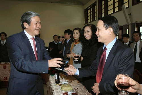 Đồng chí Đinh Thế Huynh chúc mừng các đại biểu. Ảnh: Phạm Kiên – TTXVN Đồng chí Đinh Thế Huynh chúc mừng các đại biểu. Ảnh: Phạm Kiên – TTXVN