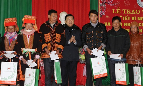 Chủ tịch nước Trương Tấn Sang thăm hỏi, tặng quà cho các gia đình chính sách của các xã biên giới huyện Lộc Bình. Ảnh: Nguyễn Khang – TTXVN Chủ tịch nước Trương Tấn Sang thăm hỏi, tặng quà cho các gia đình chính sách của các xã biên giới huyện Lộc Bình. Ảnh: Nguyễn Khang – TTXVN