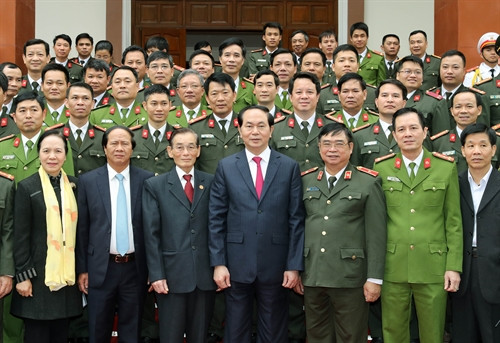Chủ tịch nước Trần Đại Quang chụp ảnh chung với cán bộ, chiến sĩ Công an thành phố Hải Phòng. Ảnh: Nhan Sáng-TTXVN